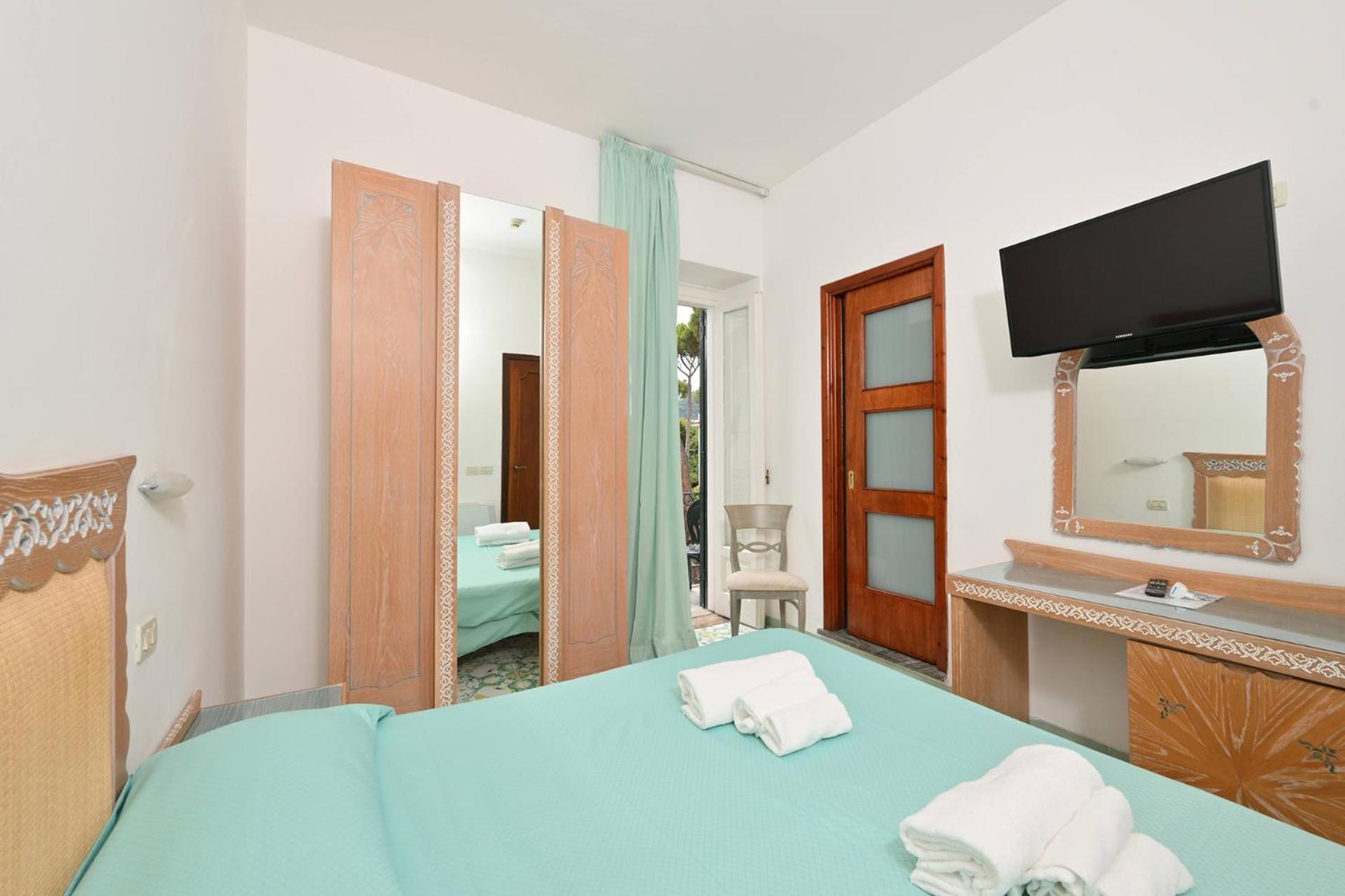 Av Isola Thermal Ischia